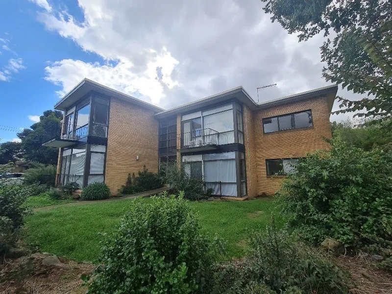 RENOVATED, BRIGHT & WITH AN ENVIABLE LOCATION