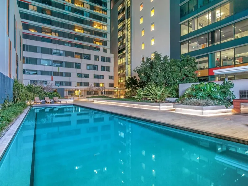 SHORT STROLL TO BRISBANE'S JAMES STREET PRECINCT