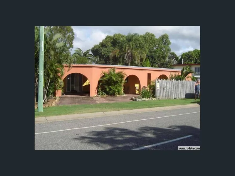 Three Bedroom Home - Close to Beach with a Pool