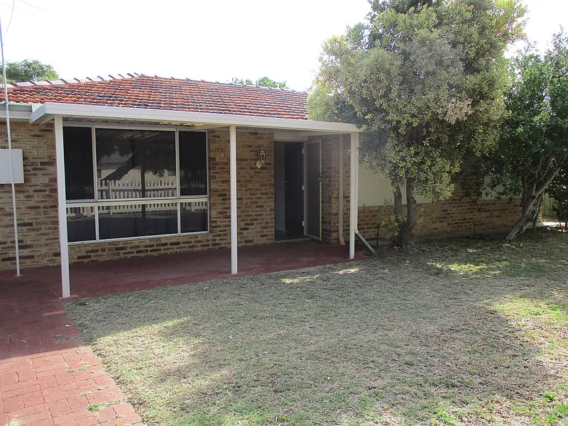 FANTASTIC FAMILY HOME - SUPER LOCATION EVERYTHING IS AT YOUR FINGERTIPS !! A TREAT AWAITS !!!