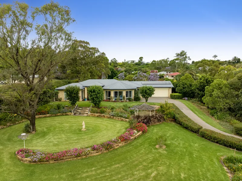 Peaceful Living in Sought After Cotswold Hills