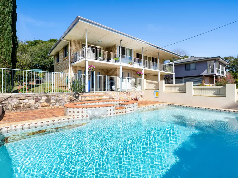 Stunning And Expansive Family Entertainer!