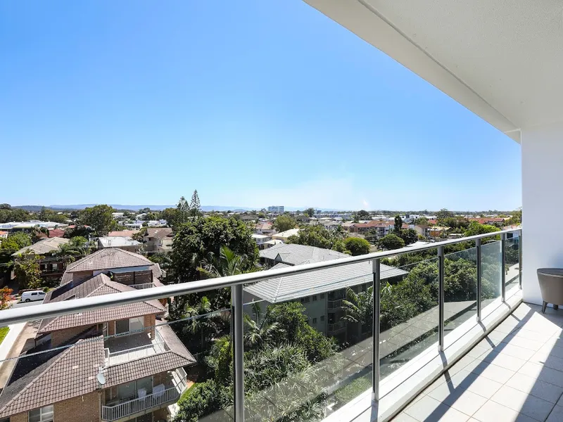 5th FLOOR APARTMENT WITH GREAT HINTERLAND VIEWS - VACANT POSSESSION AVAILABLE