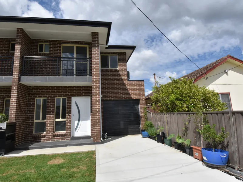 ONE YEAR OLD - 4 BEDROOM BRICK VENEER DUPLEX !!