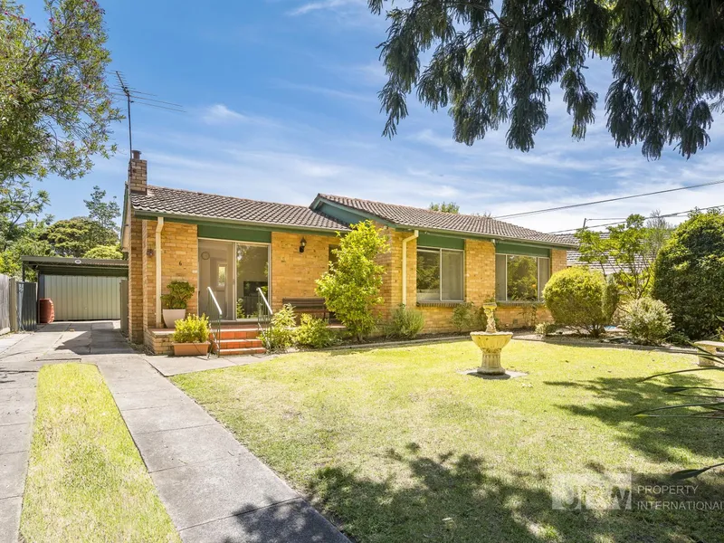 WELCOMING FAMILY LIFESTYLE - WALK TO IT ALL