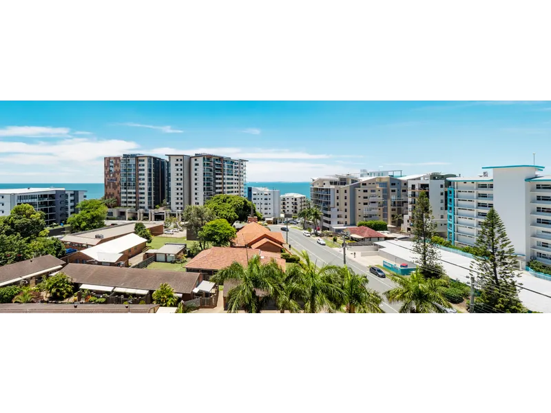 Top Floor North East Facing Brand New Waterview 2 Bed Apartment. Located walking distance to Suttons Beach in the heart of picturesque Redcliffe. 