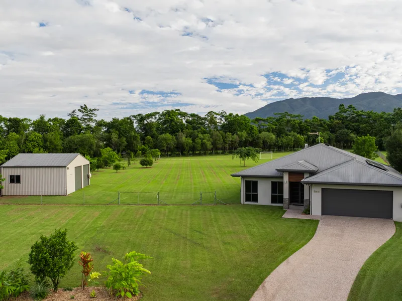 Tropical lifestyle acreage in family friendly estate