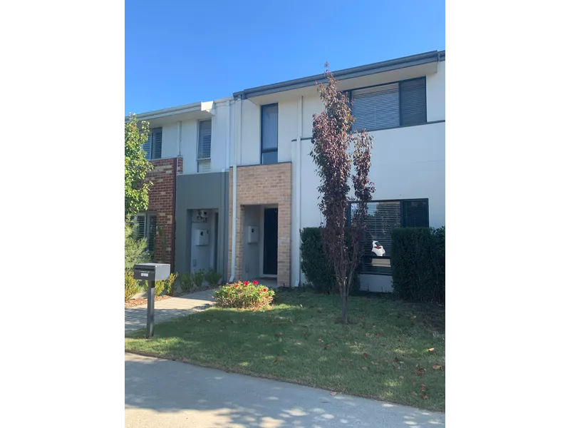 Lovely townhouse in superb location!