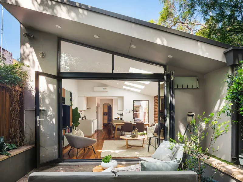 SUPERB ENTERTAINER ON THE FRINGE OF THE VILLAGE