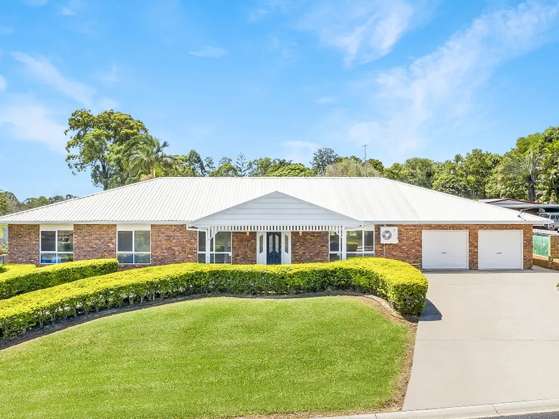 Ultimate lifestyle acreage offering city or coastal convenience