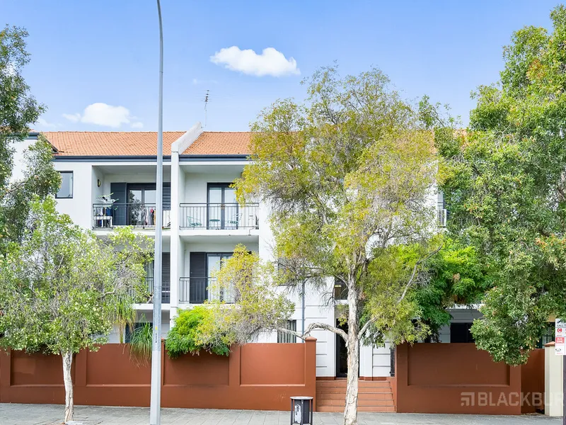 SPACIOUS APARTMENT IN THE HEART OF NORTHBRIDGE - WHITE GOODS INCLUDED!