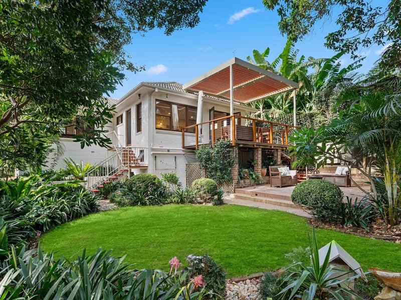 Family home adjoining Mangerton Reserve