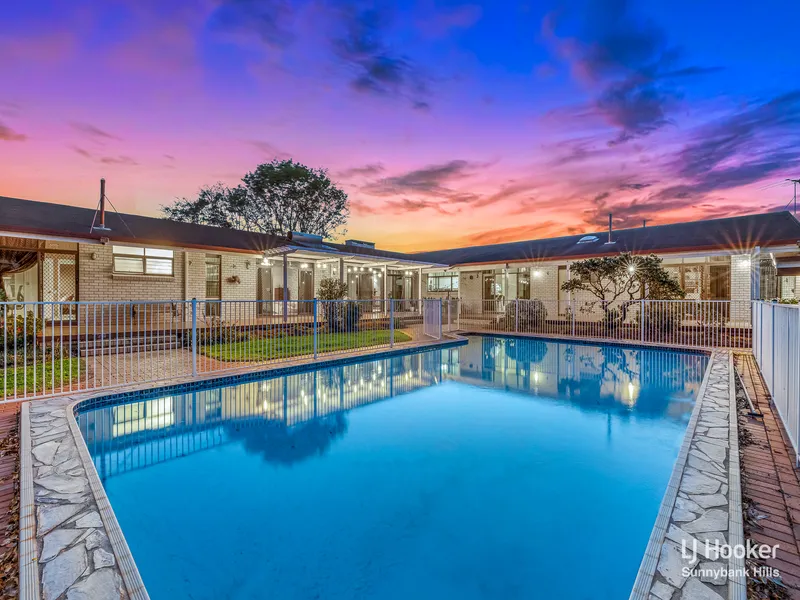 SPECTACULAR 7 BEDROOM HOME IN ROBERTSON - A MUST INSPECT!