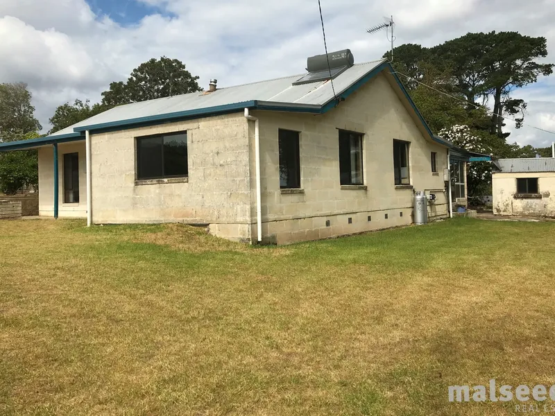 3 OR 4 BEDROOM HOME - A SHORT DRIVE FROM MILLICENT - PETS NEGOTIABLE