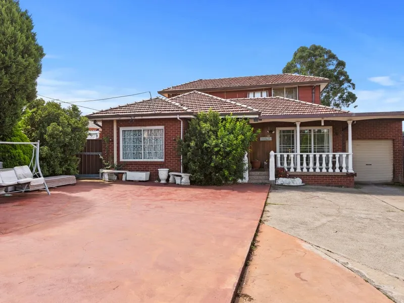 6 BEDROM HOUSE + ATTACHED STUIDO!