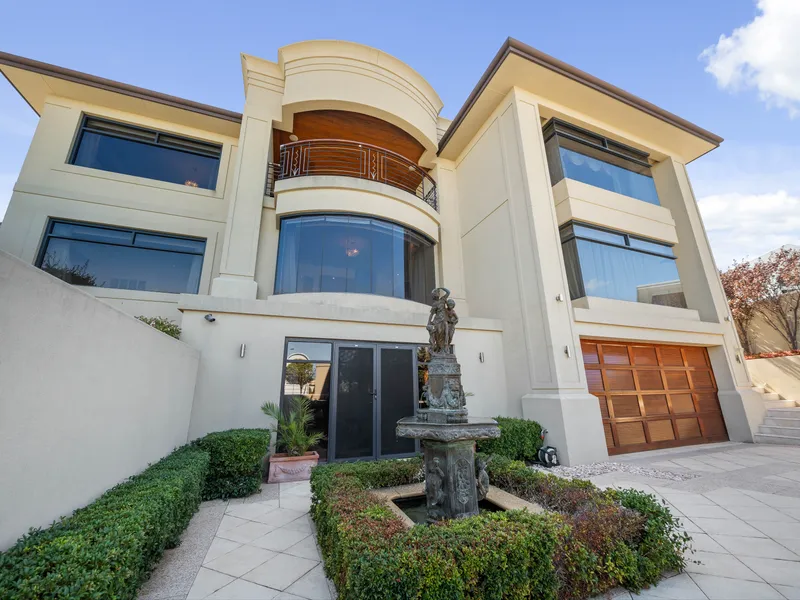 Spacious multigenerational living with coastal views!