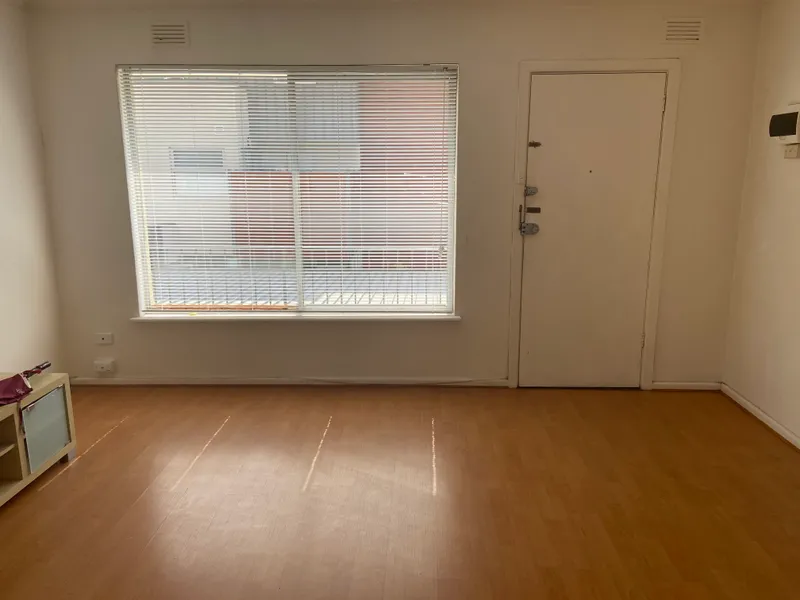 First floor apartment with Fridge and Tv Included