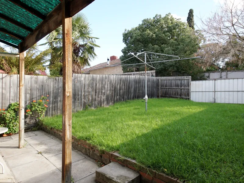 Close to Oakleigh Shopping Centre!