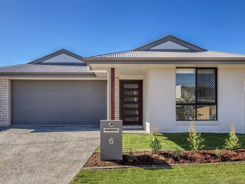 POSITION PERFECT - FAMILY LIVING WITH 2 LIVING ROOMS