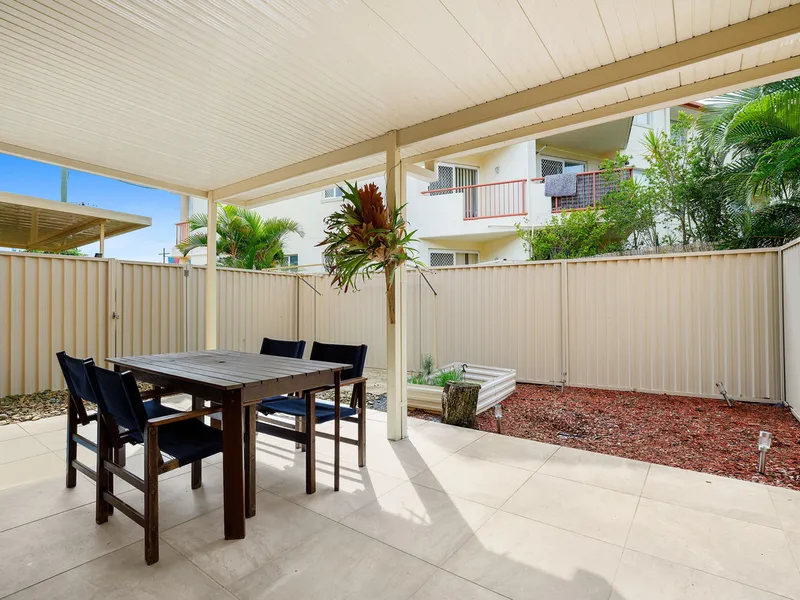 Spacious Pet Friendly Townhouse only 300 metres to Kirra Beach