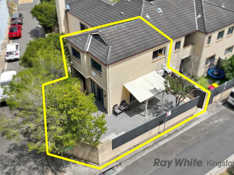 Large Townhouse + Study with Dual Entry