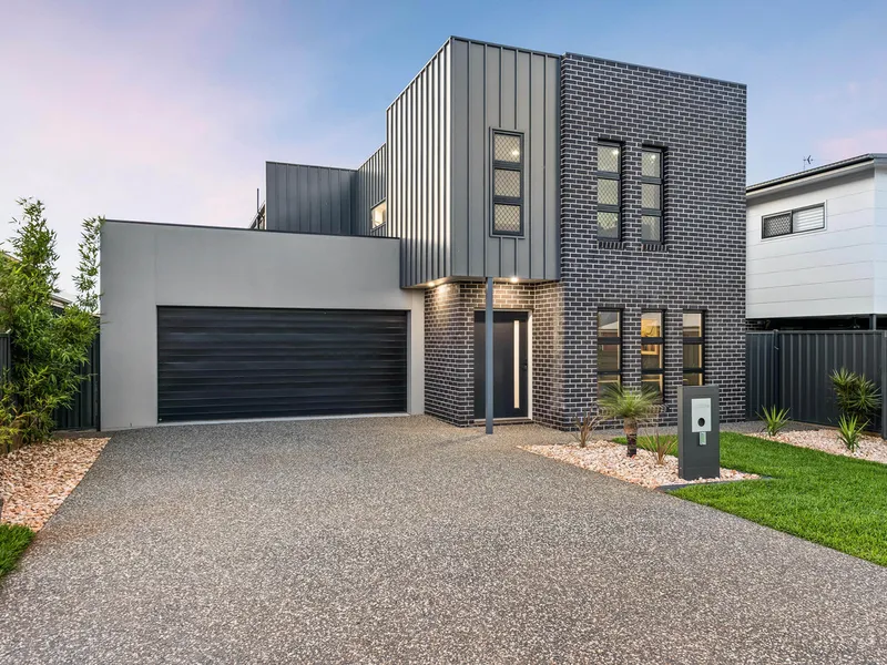 Striking Family Residence - Close To Popular Amenities And Parkland