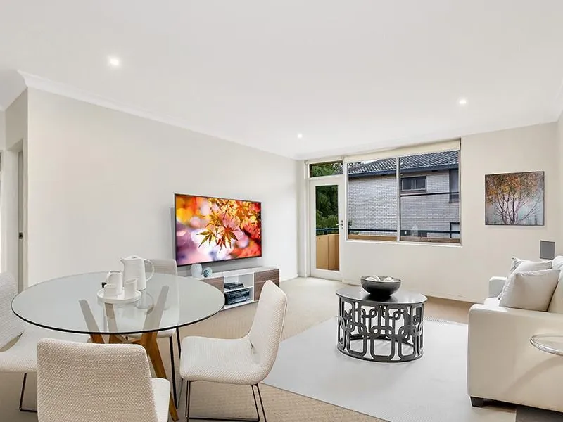 STUNNING TOP FLOOR APT: VIEWS, BALCONY & GARAGE