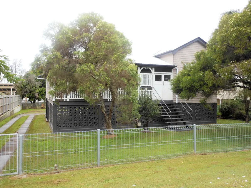 HIGHSET QUEENSLANDER HOME IN GREAT AREA