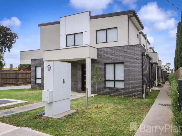 2 BEDROOM 2 BATHROOM TOWNHOUSE IN PRIME LOCATION