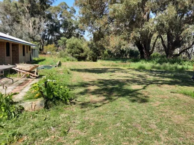 modern 4x2 large house on 6 acres land with bore and rain water. stables and paddocks and ample parking close to city/beach/airport. avail now