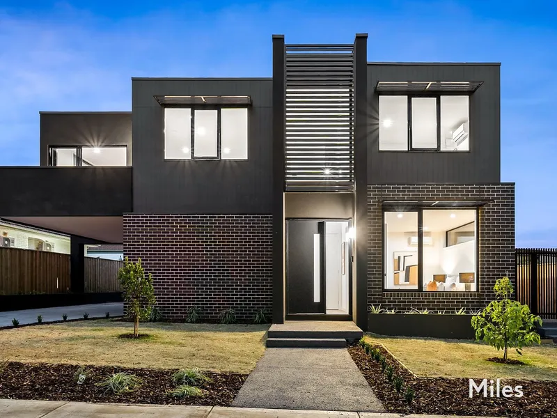 PRESTIGE & SOPHISTICATED TOWNHOUSE!