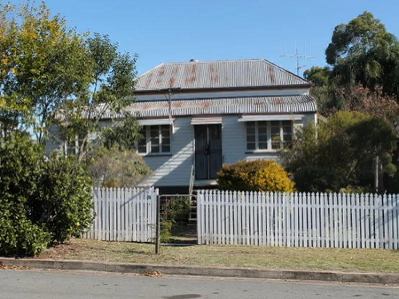 CLOSE TO SHOPS