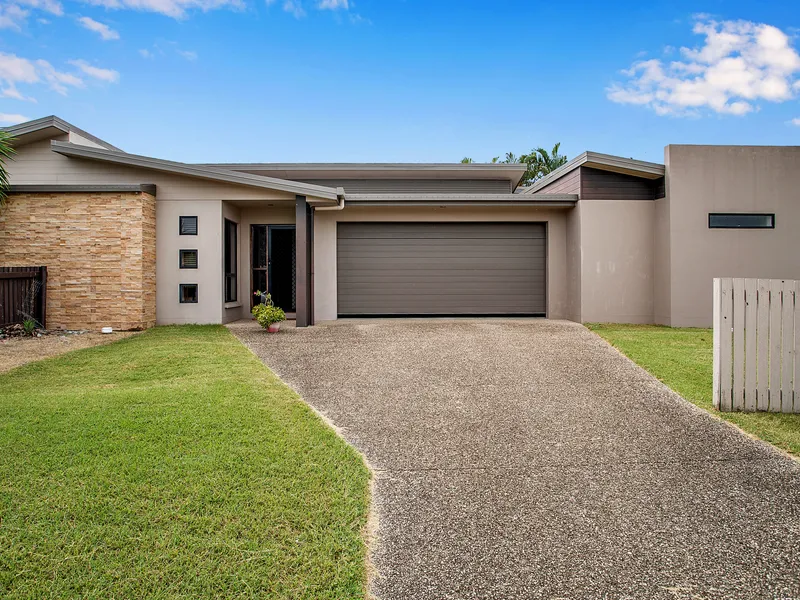 Three Bedroom Home, Close to the Beach! 