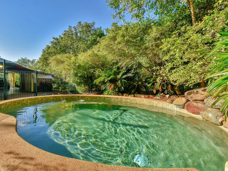 LARGE FAMILY HOME HIDDEN AT END OF COURT OVERLOOKING PARK