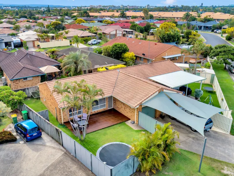 SPACIOUS DUPLEX IN QUIET CUL-DE-SAC