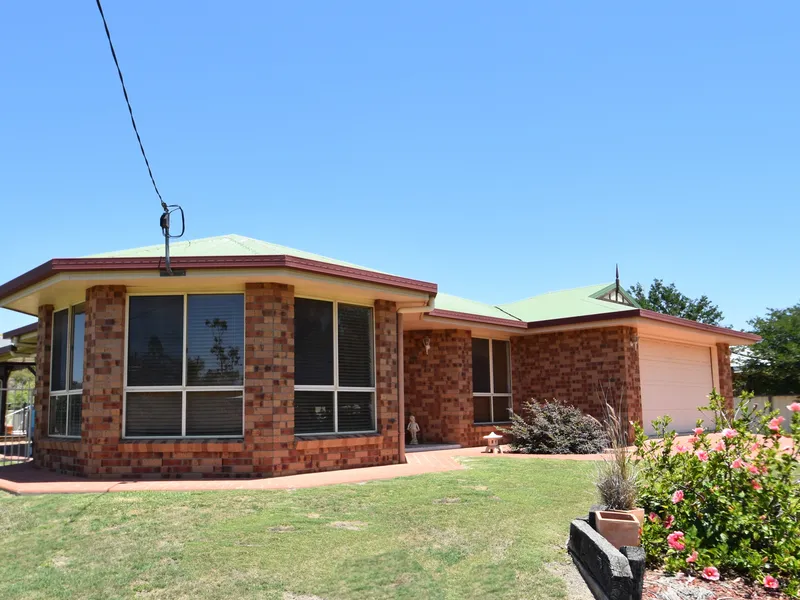 A HOME FOR THE FAMILY – INDOOR SPACES TO SUIT EVERYONE – 10.5M INGROUND SALT WATER POOL AND A 9m x 6m SHED…