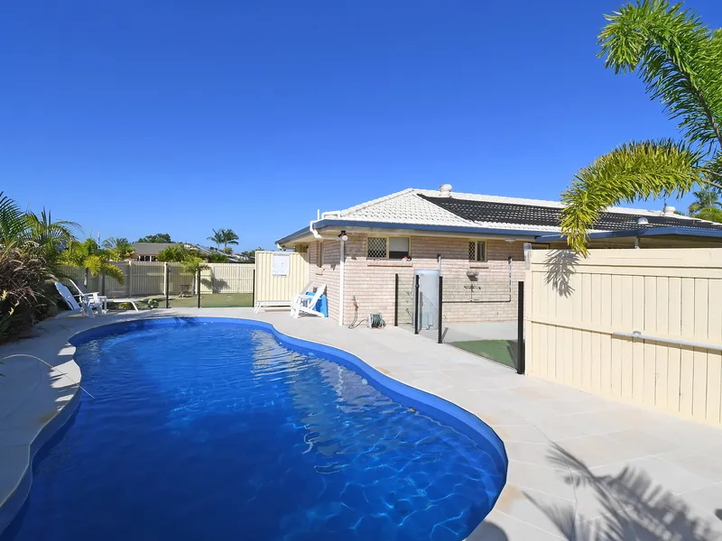 MAGNIFICENT PRIVATE SOLAR HEATED SWIMMING POOL, 6kW 17 PANEL SOLAR SYSTEM, LARGE 6 X 6 SHED, EXTENDED COVERED ALFRESCO, CLOSE TO SHOPS & GOLF COURSE.