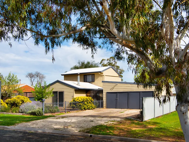 FABULOUS 4 BEDROOM HOME - MOVE RIGHT IN & ENJOY ELMORE VILLAGE!