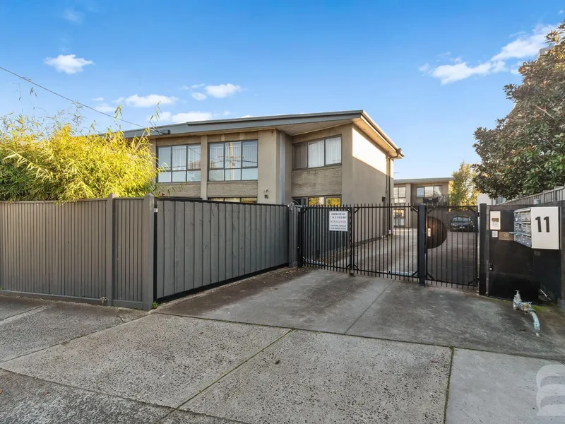 Convenient Bayside Lifestyle with a Courtyard