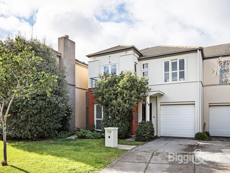 Sophisticated Seaside Entertainer