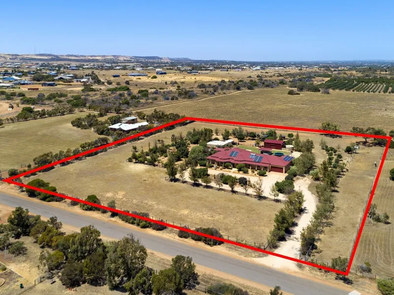 HUGE HOME ON BEAUTIFUL 1.5HA PROPERTY