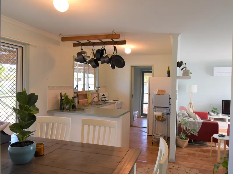 Escape the city and enjoy the relaxed Marion Bay lifestyle. This house offers 3 bedrooms, 1 bathrm.