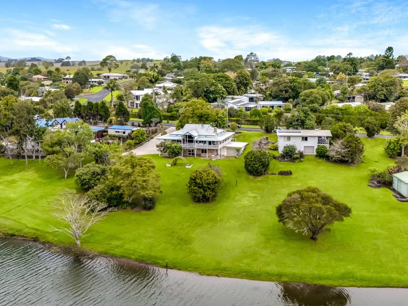 Tinaroo Lake Front Retreat!