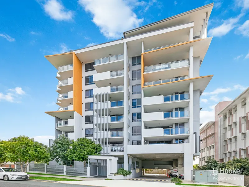 Chic two-bed/two living unit with sweeping southside views