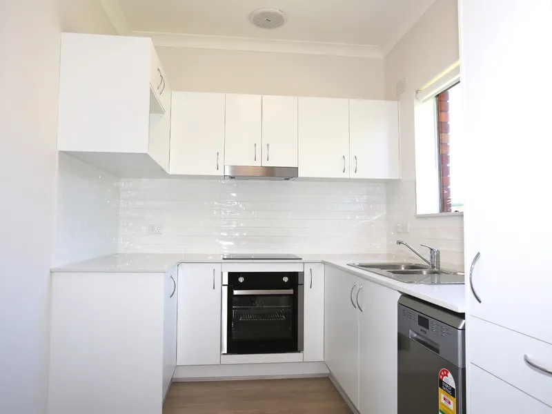 Tastefully Renovated Top Floor Apartment