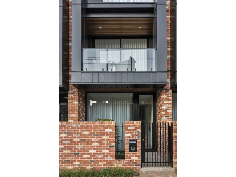STYLISH AND CONTEMPORARY ON COLLEGE.  BRAND NEW STUNNING TOWNHOME ONLY 3.5KMS TO CBD.  LUXE FINISHES & DESIGN BY RENOWNED BUILDER DECHELLIS HOMES.