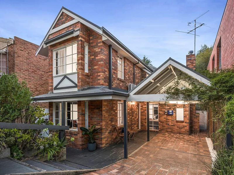 Perfectly positioned light-filled living