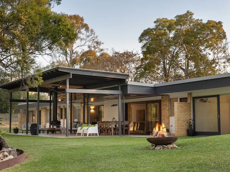 Mid-Century Modern With City Aspect