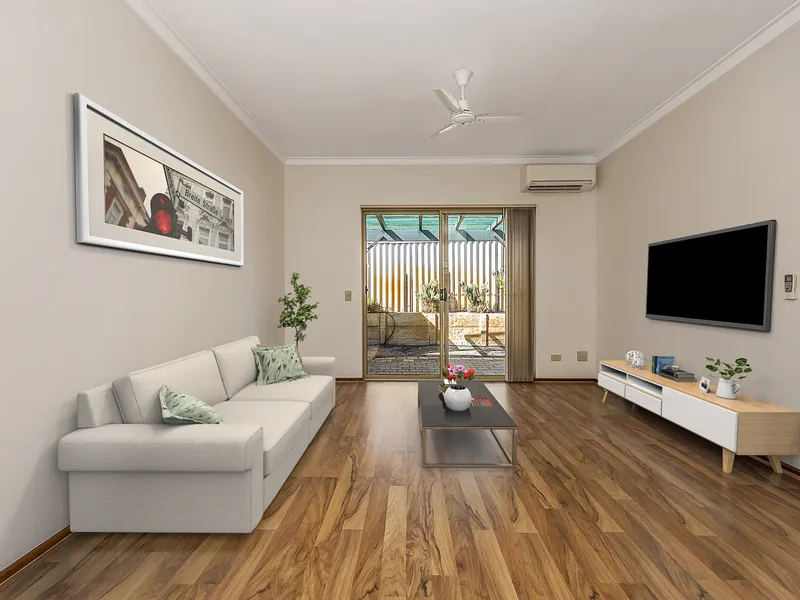 44 Lakeside Gardens - Very appealing home, ready to move into now!