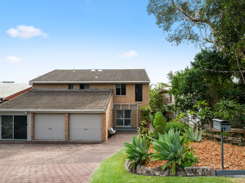 Seaside Luxury: Fully Furnished 5-Bedroom Coastal Haven